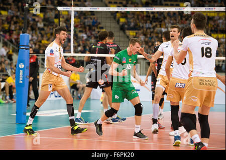 Lodz, Polonia. 18 Novembre, 2015. Team PGE Skra Belchatów nella foto durante la partita contro la Cucine Lube Civitanova nel 2016 CEV DenizBank Champions League. Cucine Lube batte Skra Belchatow 3-1. Credito: Marcin Rozpedowski/Alamy Live News Foto Stock