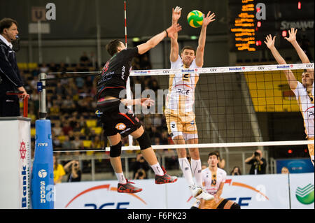 Lodz, Polonia. 18 Novembre, 2015. Mariusz Wlazly della PGE Skra Belchatów blocchi durante la partita contro la Cucine Lube Civitanova nel 2016 CEV DenizBank Champions League. Cucine Lube batte Skra Belchatow 3-1. Credito: Marcin Rozpedowski/Alamy Live News Foto Stock