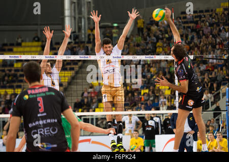 Lodz, Polonia. 18 Novembre, 2015. Facundo Conte di PGE Skra Belchatów blocchi durante la partita contro la Cucine Lube Civitanova nel 2016 CEV DenizBank Champions League. Cucine Lube batte Skra Belchatow 3-1. Credito: Marcin Rozpedowski/Alamy Live News Foto Stock