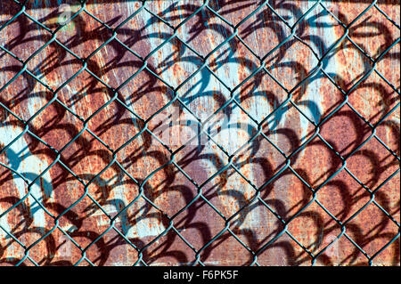 Motivi grafici creati da una maglia a filo, uragano, o ciclone recinzione in acciaio Foto Stock