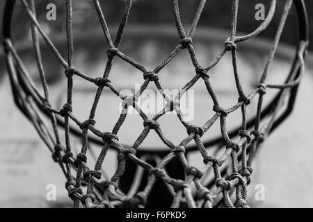 Abstract immagine in bianco e nero di un pallone da basket net Foto Stock