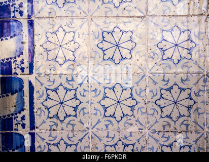 Belle e caratteristiche facciate con azulejos. Lisbona, Portogallo Foto Stock