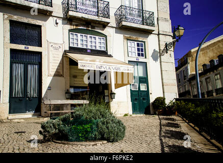 Belle e caratteristiche facciate con azulejos. Lisbona, Portogallo Foto Stock