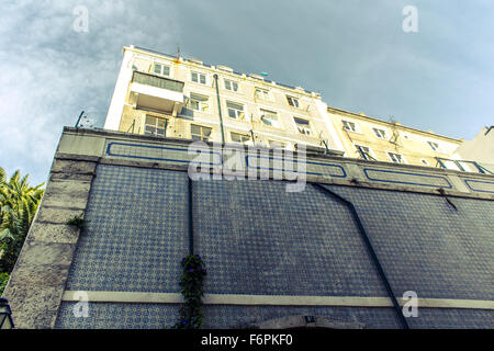 Belle e caratteristiche facciate con azulejos. Lisbona, Portogallo Foto Stock