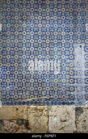 Belle e caratteristiche facciate con azulejos. Lisbona, Portogallo Foto Stock