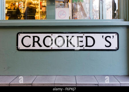 Il nome della strada segno per Crooked 'S' in Chichester. Foto Stock