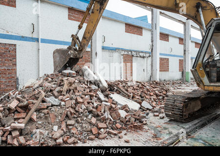 Demolizione di un vecchio edificio in fabbrica Foto Stock