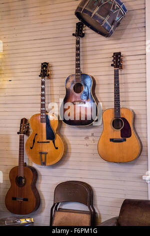 Vecchia chitarra sul display a Serenite Maison negozio di antiquariato in Leipers forcella, Tennessee. Foto Stock