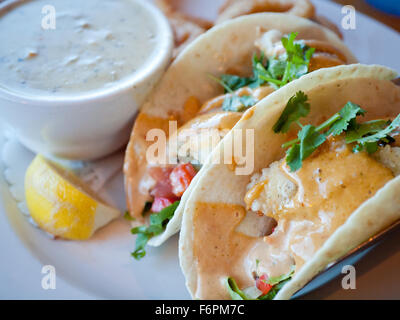 Grigliata di merluzzo del Pacifico pesce tacos e un lato di clam chowder dalla roccia Cod Cafe di Cowichan Bay, British Columbia, Canada. Foto Stock