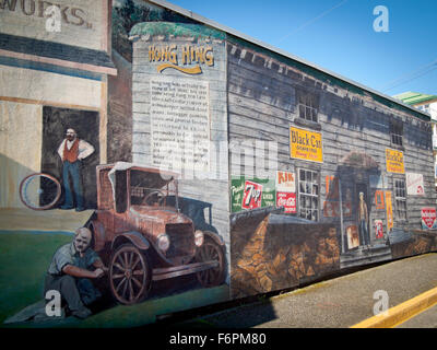 La parete murale, Hong Hing Waterfront Store, da Paolo Marcano, nella città di Chemainus, British Columbia, Canada. Foto Stock