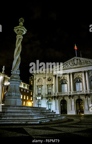 Comune di Lisbona e gogna alla notte. Lisbona, Portogallo Foto Stock