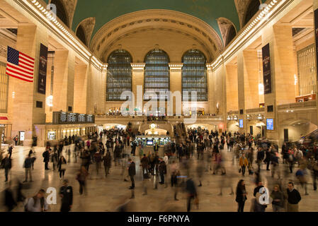 New York, Stati Uniti. Xviii Nov, 2015. Nonostante le misure di sicurezza avanzate fuori Grand Central Terminal, l'ora di punta del traffico dei pendolari prosegue con piccola pausa all'interno di Grand Central Terminal della sala principale. A seguito del rilascio di un nuovo video di Stato islamico fonti suggerendo un imminente attacco terroristico a New York City, maggiori misure di sicurezza sono state messe in atto presso le principali della città i mozzi dei " commuters " incluso Grand Central Terminal, dove il traffico casuale si arresta e pesantemente pattuglie armate sono state attuate. Credito: Albin Lohr-Jones/Pacific Press/Alamy Live News Foto Stock