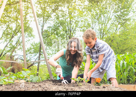 Madre e figlio di piantare in giardino Foto Stock