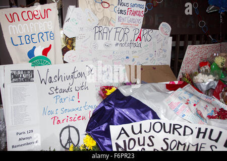 Washington DC, Stati Uniti d'America. Novembre 18, 2015. Fiori freschi, bottiglie di vino, candele e altri tributi continuano ad essere offerti presso la sede dell' ambasciata di Francia a Washington DC in onore delle vittime del Novembre 13 2015 Parigi attacchi terroristici. Oltre 120 persone sono state uccise in attacchi multipli e ISIS ha rivendicato la responsabilità. Credito: Michael Silver/Alamy Live News Foto Stock