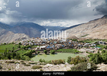 Villaggio di Nako posto contro le montagne nuvolose dell'Himalaya nel distretto di Kinnaur di Himachal Pradesh, India del nord, Foto Stock