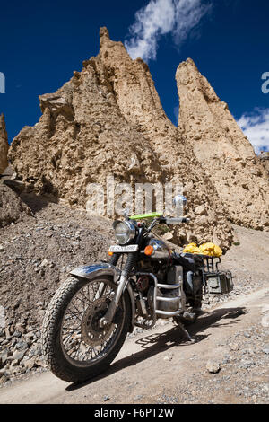 Indian Royal Enfield ciclo motore nella montuosa himalayana di terreno Himachal Pradesh, India Foto Stock