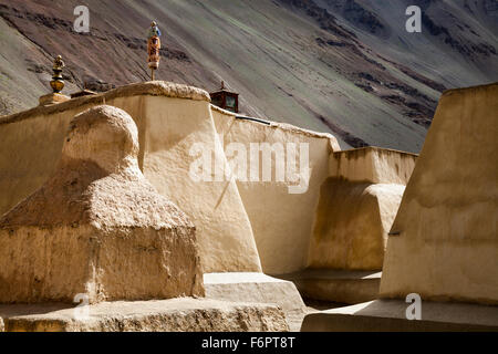 Il fango buddista costruì stupa nell'antico monastero di Tabo, la Valle di Spiti, Himachal Pradesh, nell'India settentrionale Foto Stock