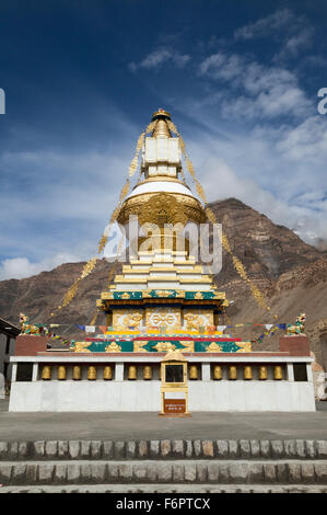 Oro coperto stupa buddisti nell'antico monastero di Tabo, Spiti Valley, Himachal Pradesh, India del Nord Foto Stock