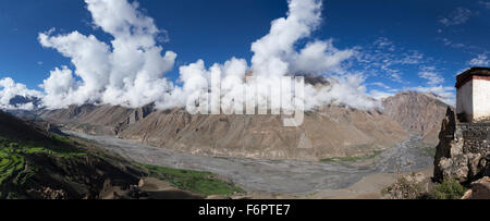 Vista su tutta la valle di spiti da dhankar nella regione himalayana di Himachal Pradesh, India Foto Stock