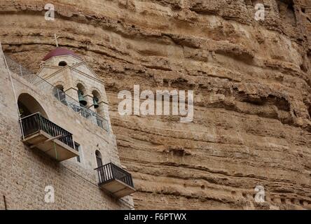 (151221) -- Gerico, 21 dicembre 2015 (Xinhua) -- una vista generale dei Greci Ortodossi San Giorgio monastero di Wadi Qelt, vicino la Cisgiordania città di Gerico, a Dic. 19, 2015. Il sesto secolo cliff-hanging complesso, con la sua antica cappella e giardini, è attivo e abitato da monaci greco-ortodossi,. Wadi Qelt è una valle in esecuzione da ovest a est attraverso il deserto della Giudea in Cisgiordania, originari vicino a Gerusalemme e terminante in prossimità di Gerico. Wadi Qelt contiene i monasteri e i vecchi luoghi cristiani. Vari acquedotti sono stati trovati lungo il torrente, il più antico risalente al periodo Hasmonean (2n Foto Stock