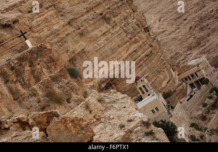 (151221) -- Gerico, 21 dicembre 2015 (Xinhua) -- una vista generale dei Greci Ortodossi San Giorgio monastero di Wadi Qelt, vicino la Cisgiordania città di Gerico, a Dic. 19, 2015. Il sesto secolo cliff-hanging complesso, con la sua antica cappella e giardini, è attivo e abitato da monaci greco-ortodossi,. Wadi Qelt è una valle in esecuzione da ovest a est attraverso il deserto della Giudea in Cisgiordania, originari vicino a Gerusalemme e terminante in prossimità di Gerico. Wadi Qelt contiene i monasteri e i vecchi luoghi cristiani. Vari acquedotti sono stati trovati lungo il torrente, il più antico risalente al periodo Hasmonean (2n Foto Stock