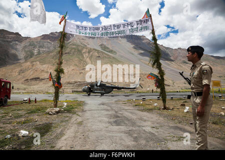 Soldato elicottero guardie di confine indiano forza di sicurezza a Kaza nella regione himalayana di Himachal Pradesh, India Foto Stock