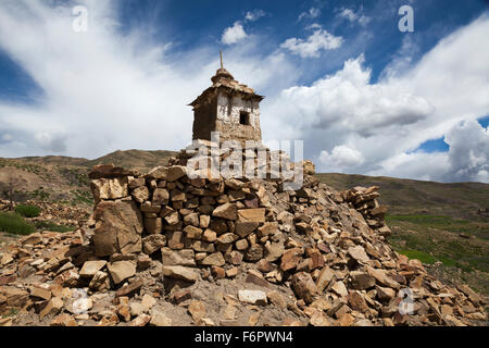 Stupa buddisti, a Komik (el. 15,027 piedi ) uno dei villaggi più alti nel mondo, Himachal Pradesh, India Foto Stock