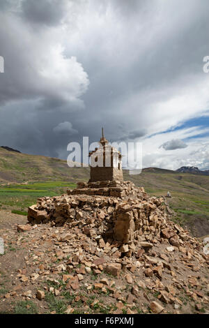 Stupa buddisti, a Komik (el. 15,027 piedi ) uno dei villaggi più alti nel mondo, Himachal Pradesh, India Foto Stock