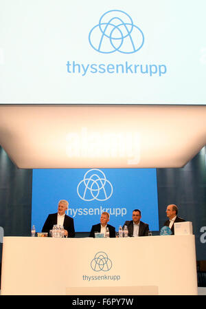 Essen, Germania. Xviii Nov, 2015. La ThyssenKrupp CEO Heinrich Hiesinger (l-r), capo delle finanze Guido Kerkhoff, lavorando regista Oliver Burkhard e Donatus Kaufmann, Capo per Europa e Nord America (v.l a compnay quartier generale per una conferenza stampa sulla società del nuovo logo in Essen, Germania, 18 novembre 2015. L'impresa siderurgica presenterà il nuovo logo al bilancio conferenza stampa il 19 novembre 2015. Foto. ROLAND WEIHRAUCH/dpa/Alamy Live News Foto Stock