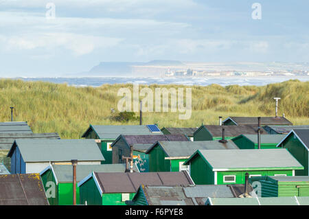 Vista sui pescatori capanne a sud Gare ( noto anche come Paddy's Hole) vicino Redcar, Nord Est Inghilterra Foto Stock