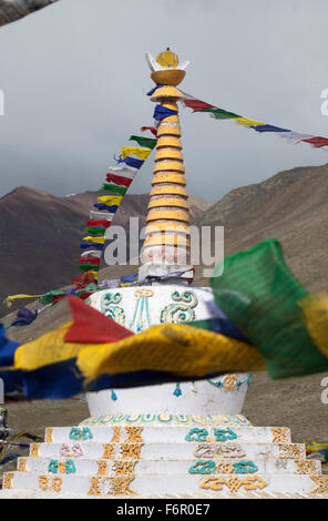 Stupa buddisti, a Kunzum Pass (el. 4,590 m o 15,060 ft) tra Spiti e Lahaul valley, Himachal Pradesh, India del Nord Foto Stock
