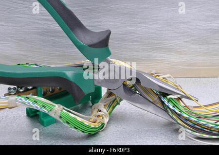 Strumenti di pinze e cavi sulla superficie metallica con posto per il testo Foto Stock