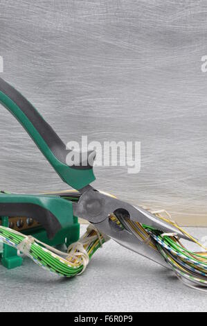 Strumenti di pinze e cavi sulla superficie metallica con posto per il testo Foto Stock