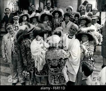 1964 - Londra perlacea re e regine partecipare ''Royal battesimo'': quindici di Londra di perla del re e regine, vestiti con i loro costumi tradizionali, hanno partecipato al battesimo di San Martino-in-the-Fields di ieri di due mesi di età KIM Elaine O'Shea, figlia della principessa di perla Jean e Mr.John O'Shea. Kim è la sesta generazione della famiglia Marriott, che hanno mantenuto il titolo ''Royal Pearlies'' per più di ottanta anni. Prima della cerimonia, vi è stato un pranzo di battesimo presso il Festival di Battersea giardini. Con Kim sono stati grande nonna Mrs.Beatrice Marriott, regina madre di piselli Foto Stock