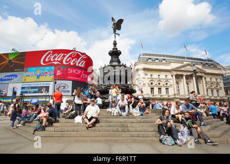 Famosi Piccadilly Circus insegne al neon e Eros fontana con gente seduta al mattino Foto Stock