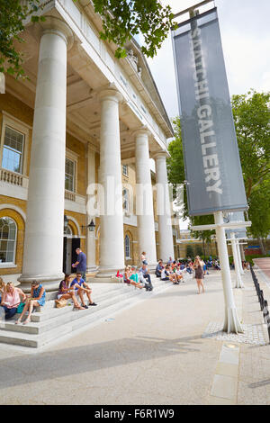 La Saatchi Gallery, famosa galleria d'arte ingresso con persone a Londra Foto Stock