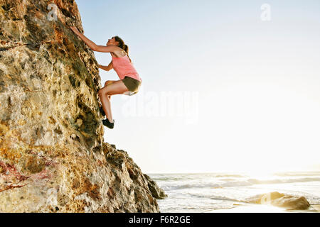 Donna rock climbing formazione Foto Stock