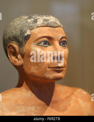 Arte Egizia Scriba seduto. Antico Regno. 2620-2500 A.C. Il museo del Louvre. Parigi. La Francia. Foto Stock