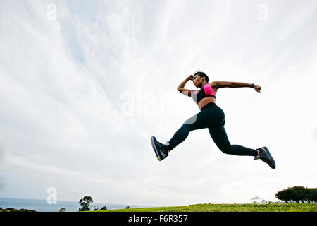 Nero donna di lavoro nel campo Foto Stock