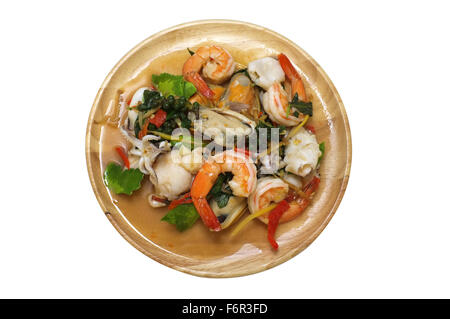 Mescolare frittura di pesce speziato con erbe miste, cibo tailandese Foto Stock