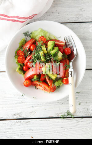 Insalata di avocado con il pomodoro, cibo vista superiore Foto Stock