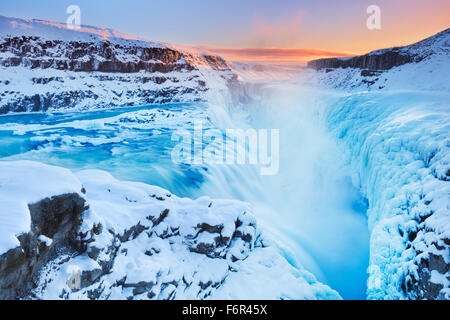 Le Cascate Gullfoss in Islanda in inverno quando le cascate sono parzialmente congelata. Fotografato al tramonto. Foto Stock