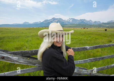 Caucasian woman standing in campo rurale Foto Stock