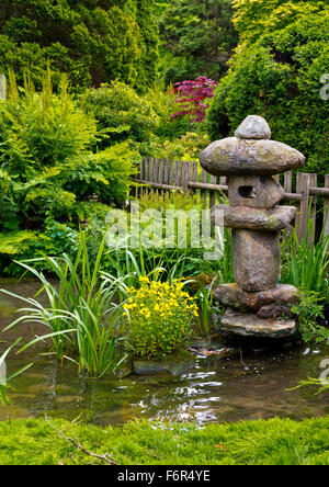 Vista sul Giardino Giapponese a Newstead Abbey vicino Ravenshead NOTTINGHAMSHIRE REGNO UNITO Inghilterra ex casa di Lord Byron Foto Stock