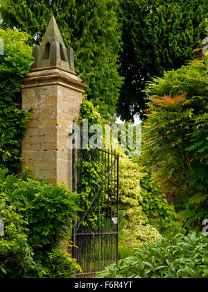 Cancello vicino al piccolo giardino murato a Newstead Abbey vicino Ravenshead NOTTINGHAMSHIRE REGNO UNITO Inghilterra ex casa di Lord Byron Foto Stock