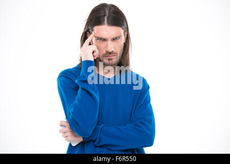 Arrabbiato pazzo uomo con capelli lunghi in blu pullover toccando il suo tempio Foto Stock