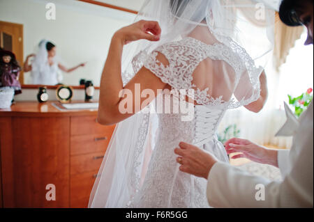 Usura madre sua figlia sposa Foto Stock