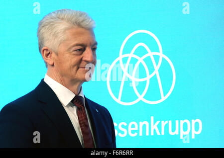 Essen, Germania. Xix Nov, 2015. Heinrich Hiesinger, amministratore delegato della ThyssenKrupp AG, presenta il bilancio numeri per il 2014/15 anno fiscale nella parte anteriore del nuovo logo aziendale presso la sede centrale della società a Essen, Germania, 19 novembre 2015. Foto: ROLAND WEIHRAUCH/dpa/Alamy Live News Foto Stock