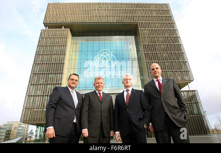 Essen, Germania. Xix Nov, 2015. Heinrich Hiesinger (3.f.l), amministratore delegato della ThyssenKrupp AG, CFO Guido Kerkhoff (2.f.l), direttore del lavoro Oliver Burkhard (L), e Donatus Kaufmann, la mangiatoia per Europa e Nord America, posa al davanti del nuovo logo presso la sede centrale della società a Essen, Germania, 19 novembre 2015. Foto: ROLAND WEIHRAUCH/dpa/Alamy Live News Foto Stock