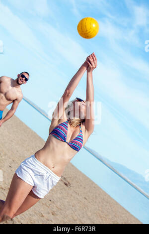 Gruppo di amici a giocare a beach volley Foto Stock